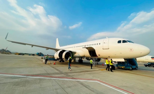 Civil aircraft ARJ21-700 first lands at Con Dao Airport