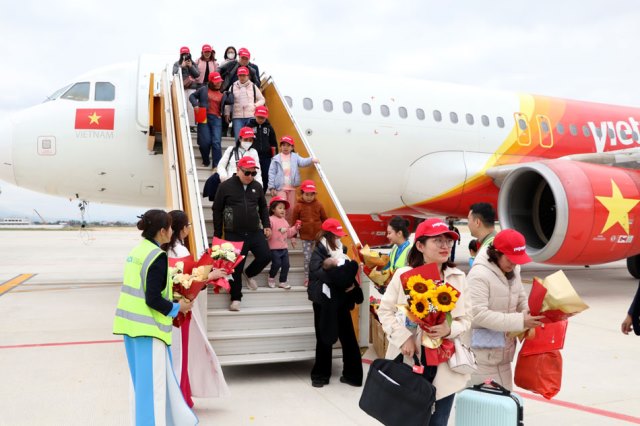 Lượng khách qua sân bay Điện Biên tăng cao