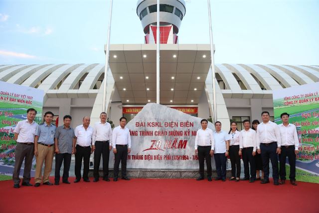 Lễ gắn biển Công trình Đài Kiểm soát không lưu Điện Biên