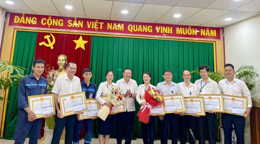 Khen thưởng đột xuất cá nhân và tập thể đã có thành tích xuất sắc trong giai đoạn cao điểm Lễ ngày 30/4 và 01/5 