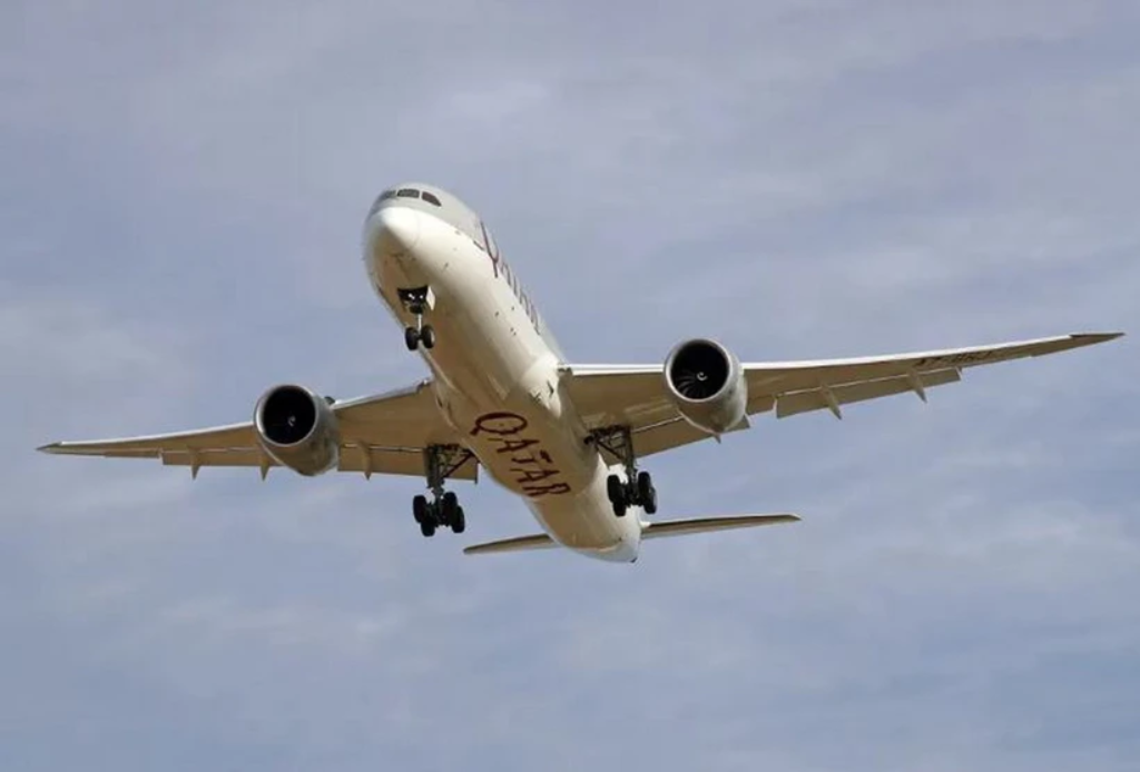 Máy bay của Qatar Airways gặp nhiễu động khiến 12 người bị thương