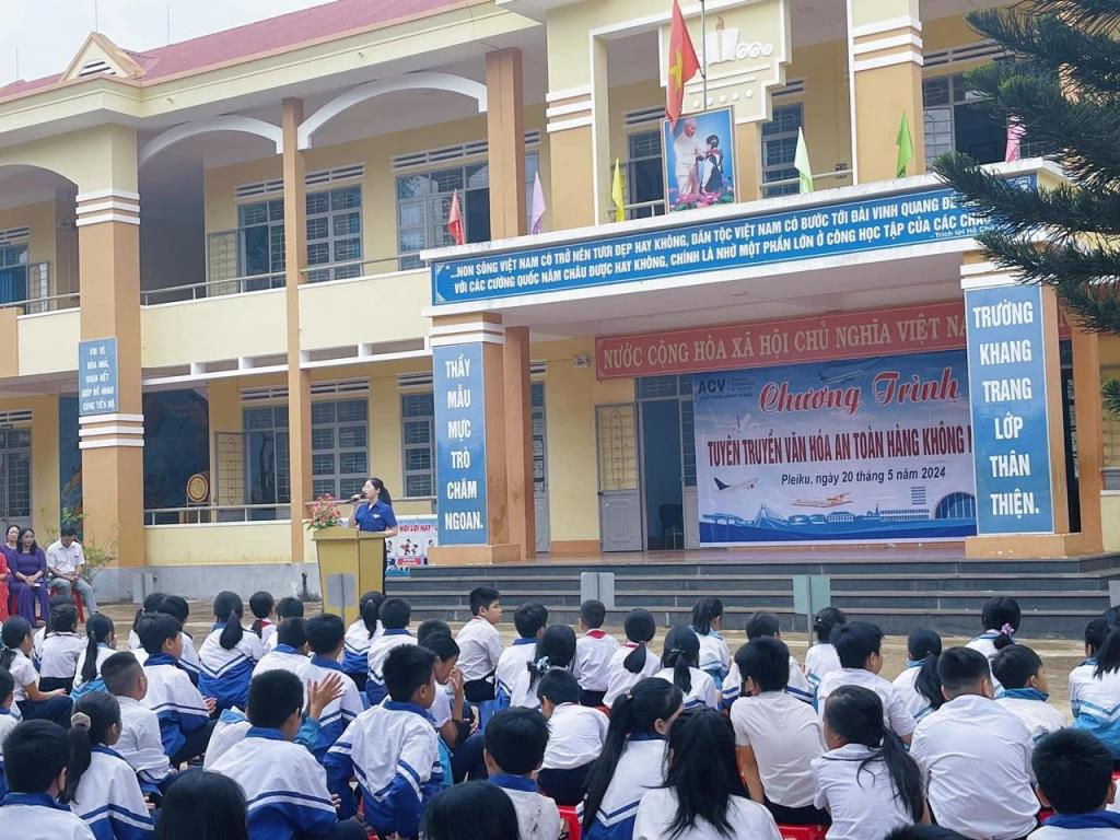 Cảng hàng không Pleiku tuyên truyền văn hóa hàng không năm 2024