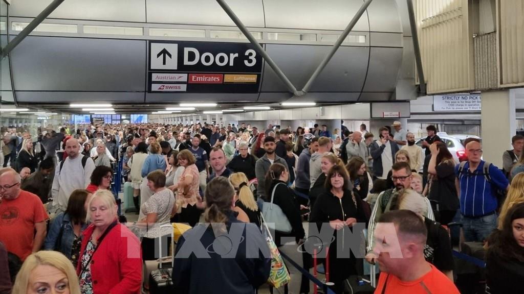 Anh: Nhiều chuyến bay tại sân bay Manchester bị hoãn, hủy