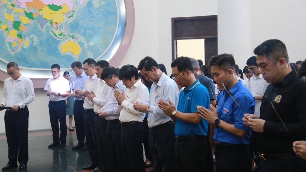 Lễ dâng hương kỷ niệm Ngày Thương binh Liệt sĩ (27/7/1947-27/7/2024)