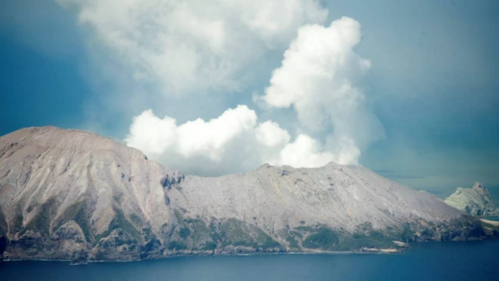 Núi lửa White Island "thức giấc," nhiều chuyến bay bị hủy bỏ