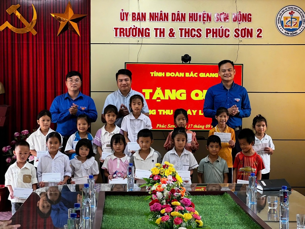 Tuổi trẻ Bộ GTVT mang "Trung thu yêu thương" tặng các em nhỏ vùng lũ lụt