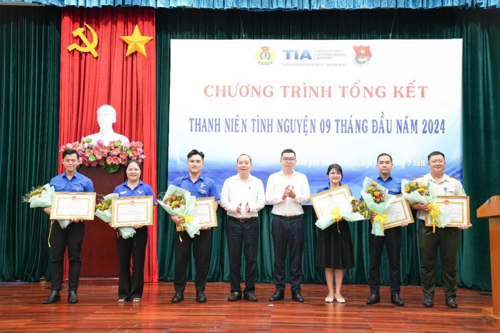 Cảng HKQT Tân Sơn Nhất trao giải Hội thi trực tuyến về chuẩn mực đạo đức, tác phong, văn hóa ứng xử của lực lượng An ninh hàng không