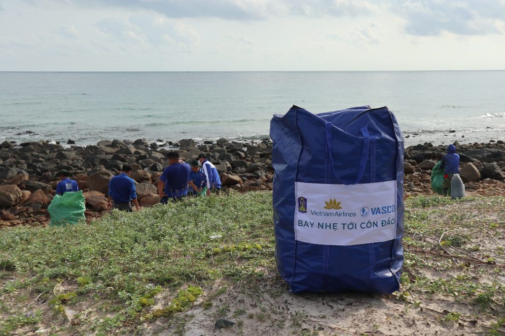 Hoạt động thu gom rác thải, làm sạch bãi biển Côn Đảo