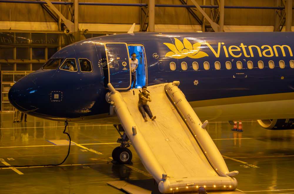 Diễn tập thoát hiểm khẩn cấp cho hành khách tại Cảng HKQT Nội Bài