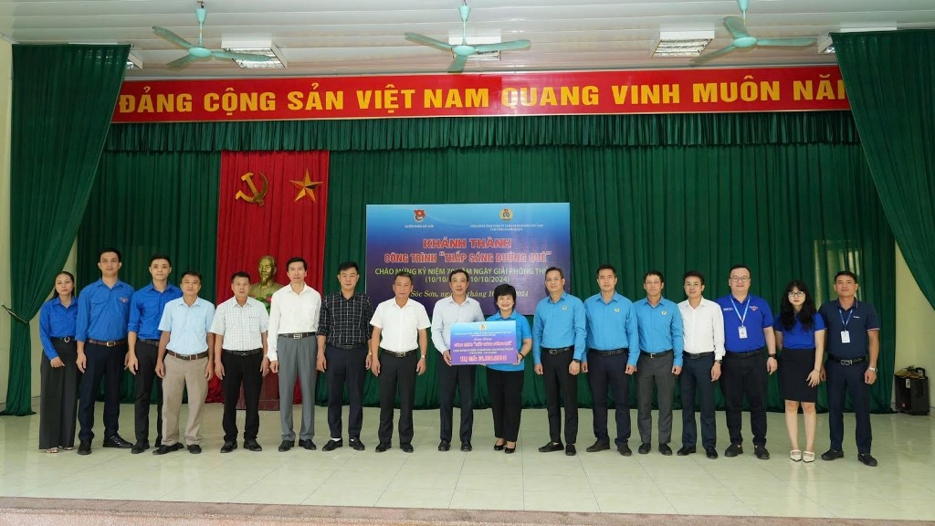 Cụm Công đoàn Nội Bài trao tặng công trình “Thắp sáng đường quê”
