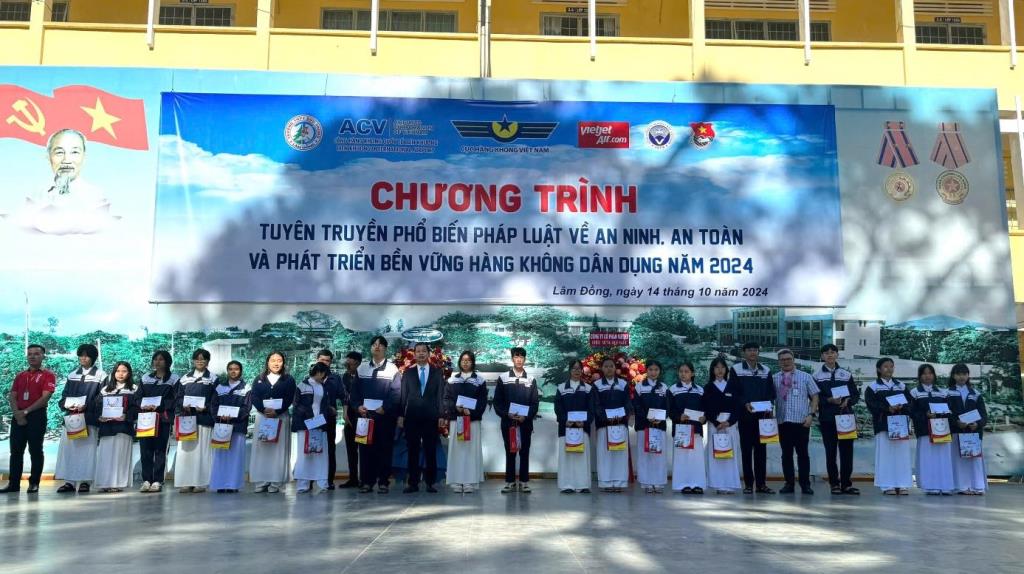 Tuyên truyền pháp luật về an ninh, an toàn và phát triển bền vững hàng không dân dụng năm 2024