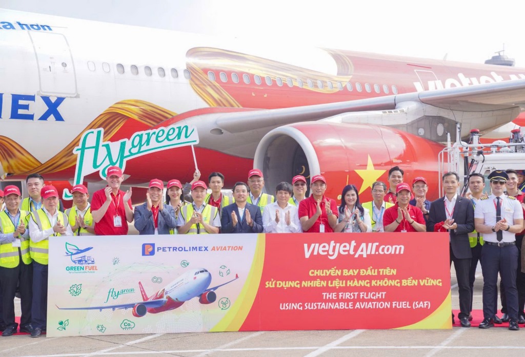 Vietjet pioneers operating the first flights using sustainable aviation fuel supplied by Petrolimex Aviation, reducing carbon emissions by 80%