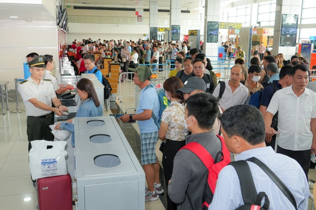 Tăng cường phòng chống buôn lậu, gian lận thương mại, hàng giả, hàng cấm qua đường hàng không 