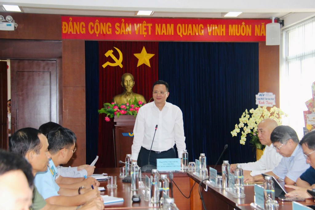 Dùng xe buýt chuyển khách ra ngoài sân bay Tân Sơn Nhất để tránh ùn tắc