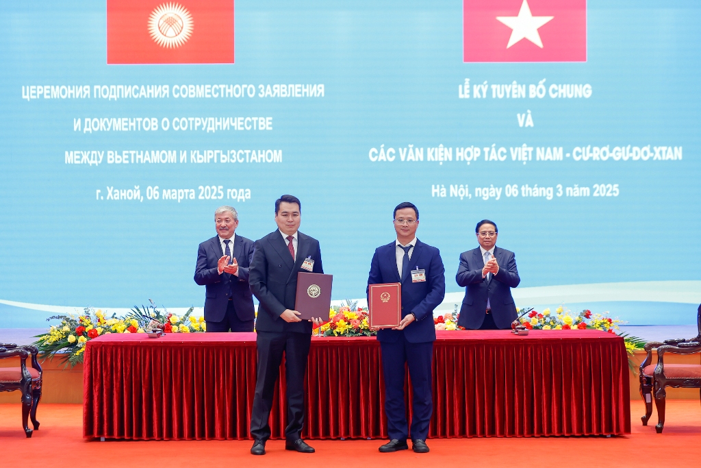 Lễ ký và trao Bản ghi nhớ giữa Cục Hàng không Việt Nam và Cục Hàng không dân dụng Kyrgzystan.