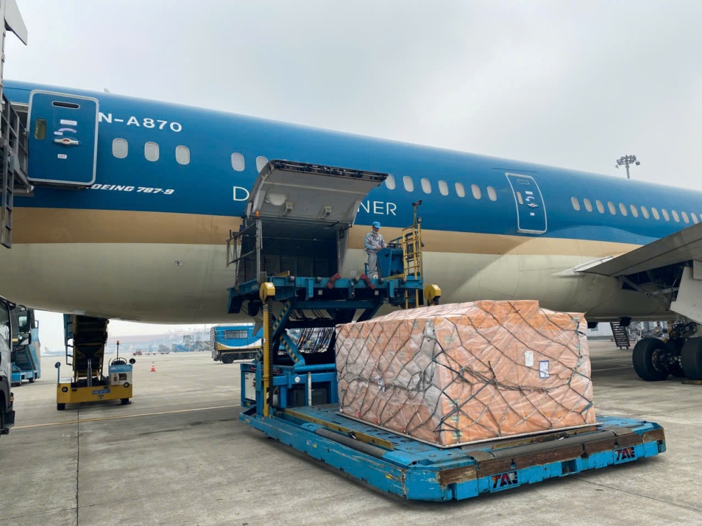 Vietnam Airlines vận chuyển gần 30 tấn hàng cứu trợ đến Myanmar