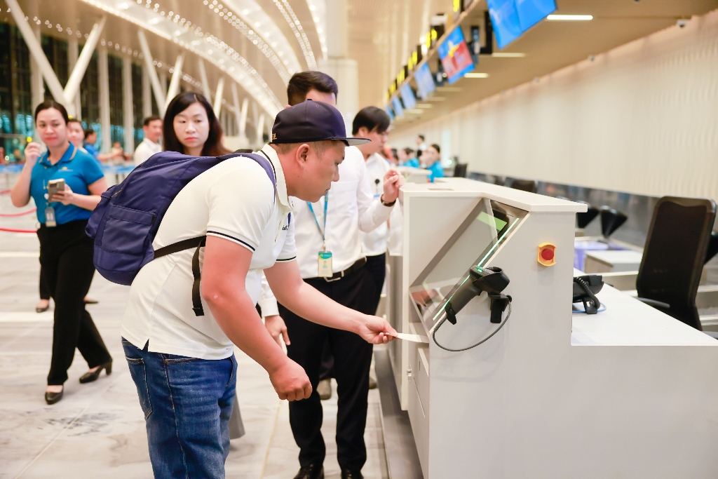 Nhà ga T3 Cảng HKQT Tân Sơn Nhất đón chuyến bay thương mại đầu tiên 