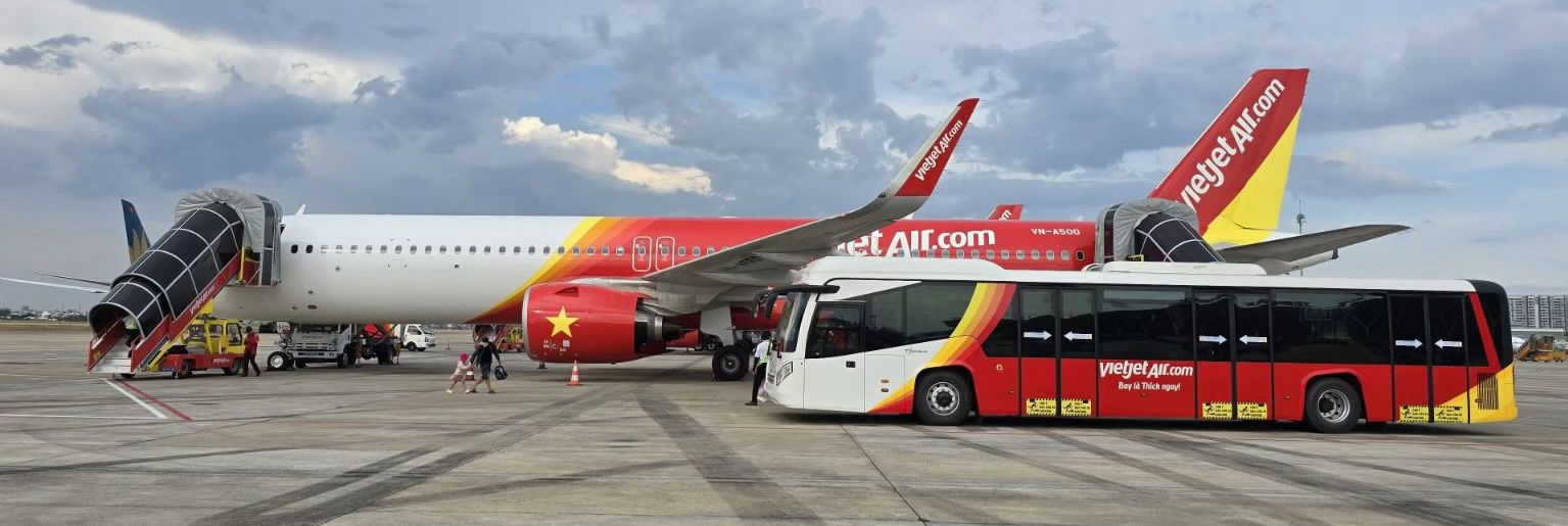Công tác phục vụ mặt đất của Vietjet Air tại Cảng HKQT Tân Sơn Nhất.