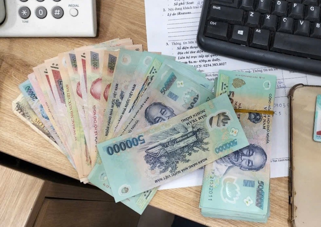 Nhân viên Cảng hàng không Côn Đảo trao trả tài sản có giá trị cho hành khách