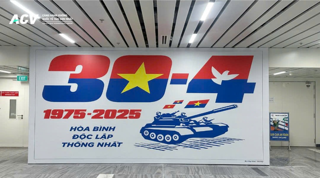 Cảng HKQT Tân Sơn Nhất lắp đặt tranh cổ động chào mừng 50 năm giải phóng miền Nam thống nhất Đất nước