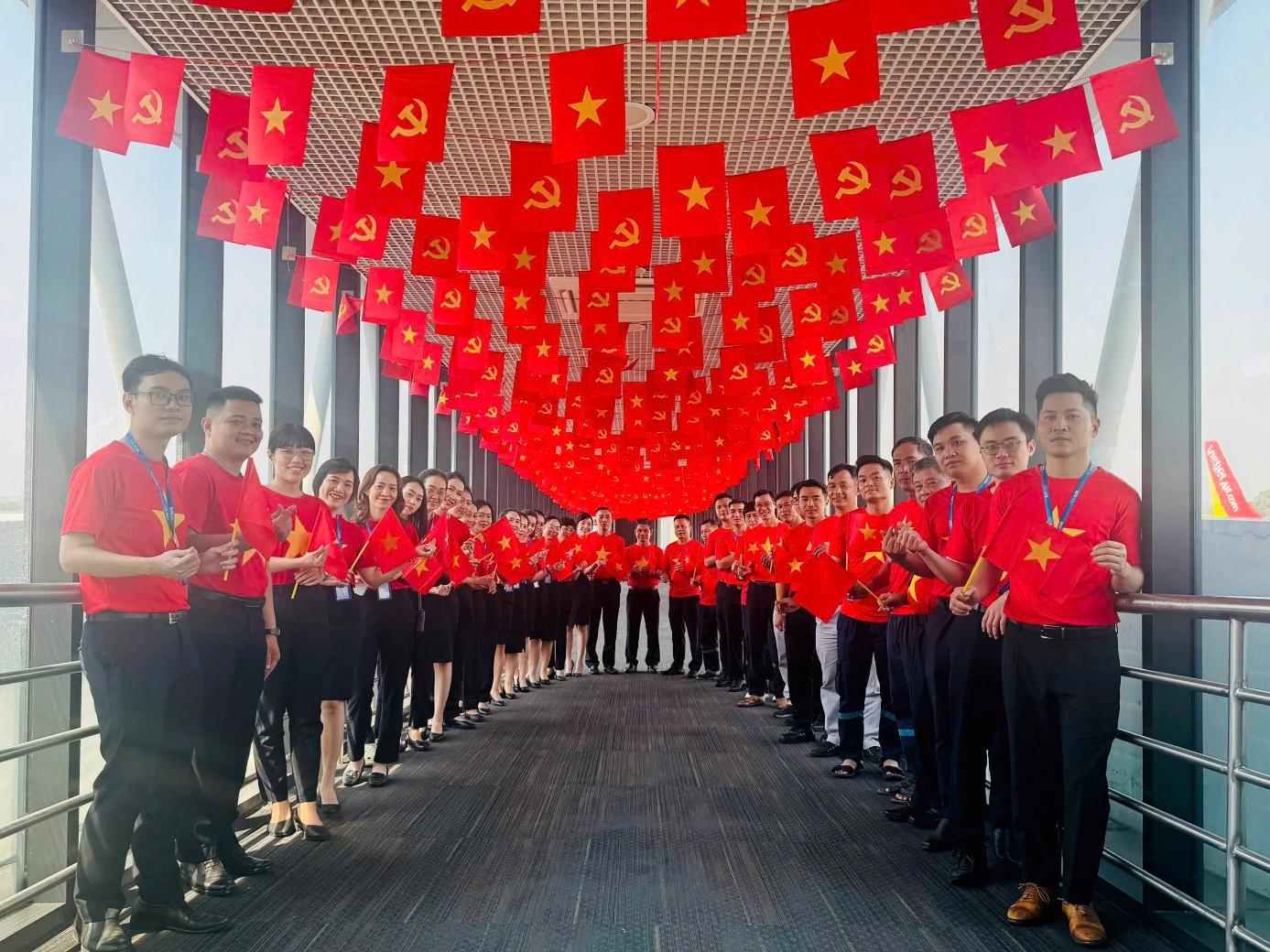 Tuần lễ mặc áo cờ đỏ sao vàng tại Cảng hàng không Phù Cát