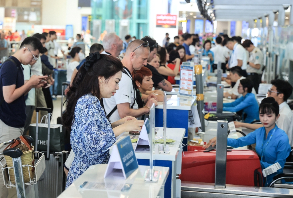 Công tác phục vụ cao điểm Lễ 30/4-01/05 tại Cảng HKQT Tân Sơn Nhất