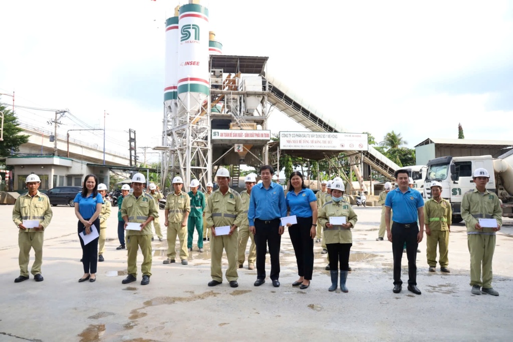 Công đoàn Xây dựng Việt Nam trao quà đến đoàn viên, người lao động nhân dịp Tháng Công nhân