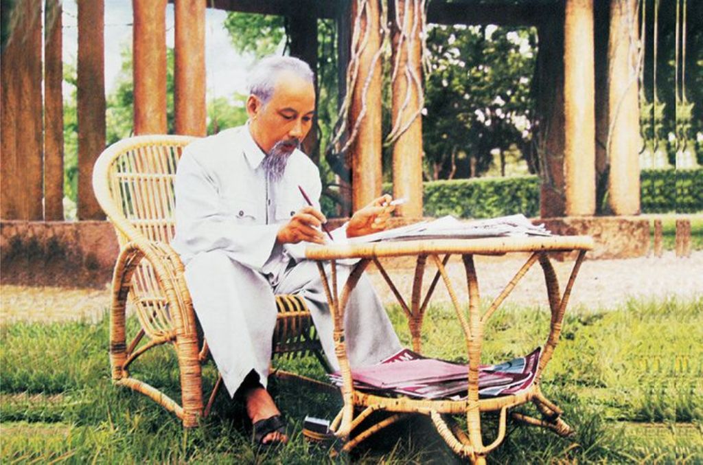 Bác vẫn cùng chúng cháu hành quân