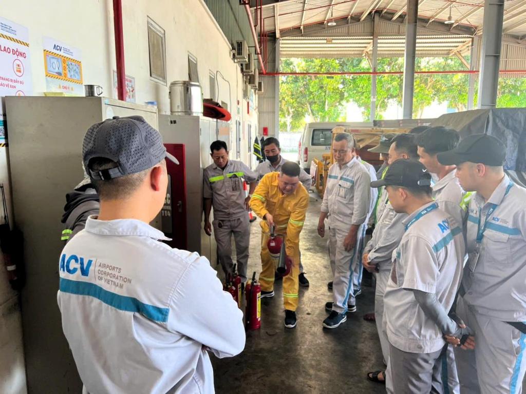 Cảng HKQT Vinh tăng cường kỹ năng PCCC cho CBNV, hướng tới mục tiêu "Chủ động – Sẵn sàng – An toàn”