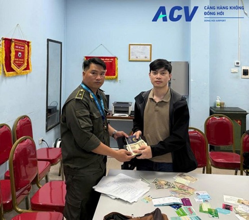 Phát hiện, trả lại tài sản cho hành khách bỏ quên tại Cảng hàng không Đồng Hới
