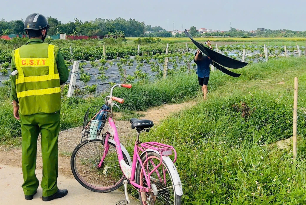 Nguy cơ mất an toàn khi người dân vô tư thả diều gần sân bay