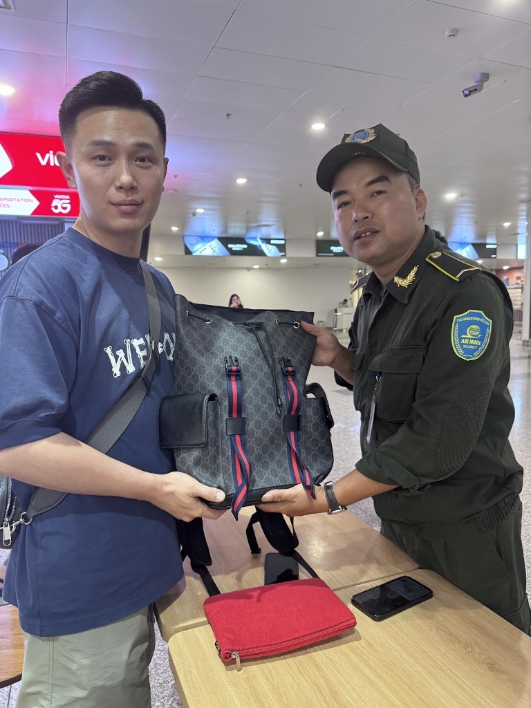 Lực lượng an ninh tại Cảng HKQT Nội Bài hỗ trợ khách tìm lại 365 triệu đồng
