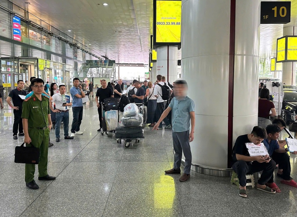 Phát hiện, xử lý đối tượng cò mồi lừa đảo hành khách tại Nhà ga quốc tế T2 – Cảng HKQT Nội Bài