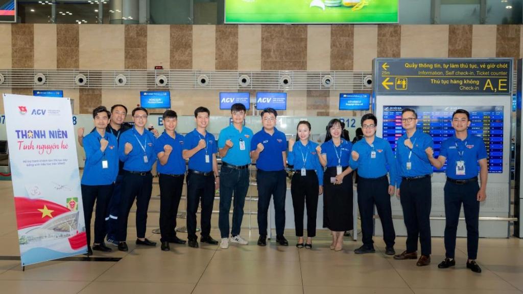 Đoàn thanh niên Cảng HKQT Nội Bài ra quân hỗ trợ hành khách sử dụng sinh trắc học VNeID làm thủ tục hàng không