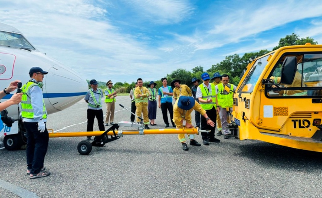 Thực hành phương án chằng néo tàu bay ATR 72 tại cảng hàng không Côn Đảo