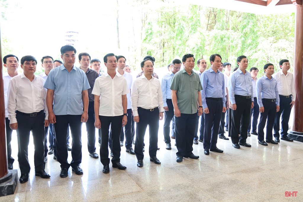 Bộ trưởng Bộ Xây dựng Trần Hồng Minh dâng hương tại Ngã ba Đồng Lộc