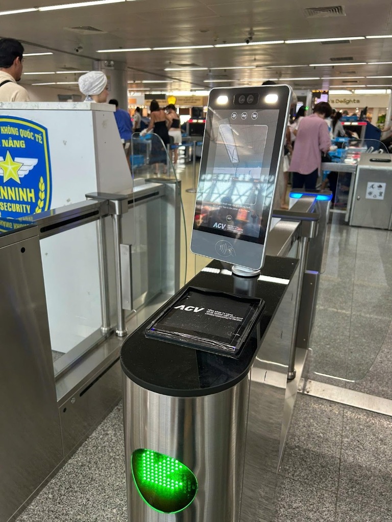 Triển khai thực hiện thủ tục bay thông qua xác thực Face ID trên ứng dụng VNeID.
