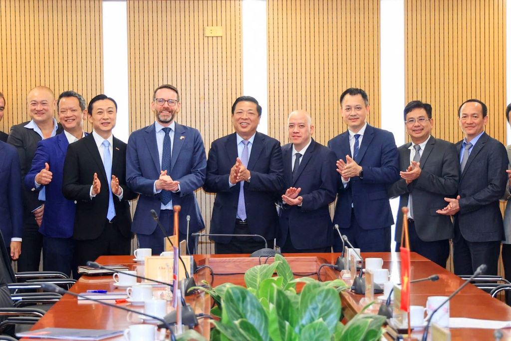 Bộ trưởng Bộ Xây dựng tiếp Đại sứ đặc mệnh toàn quyền Vương quốc Anh 