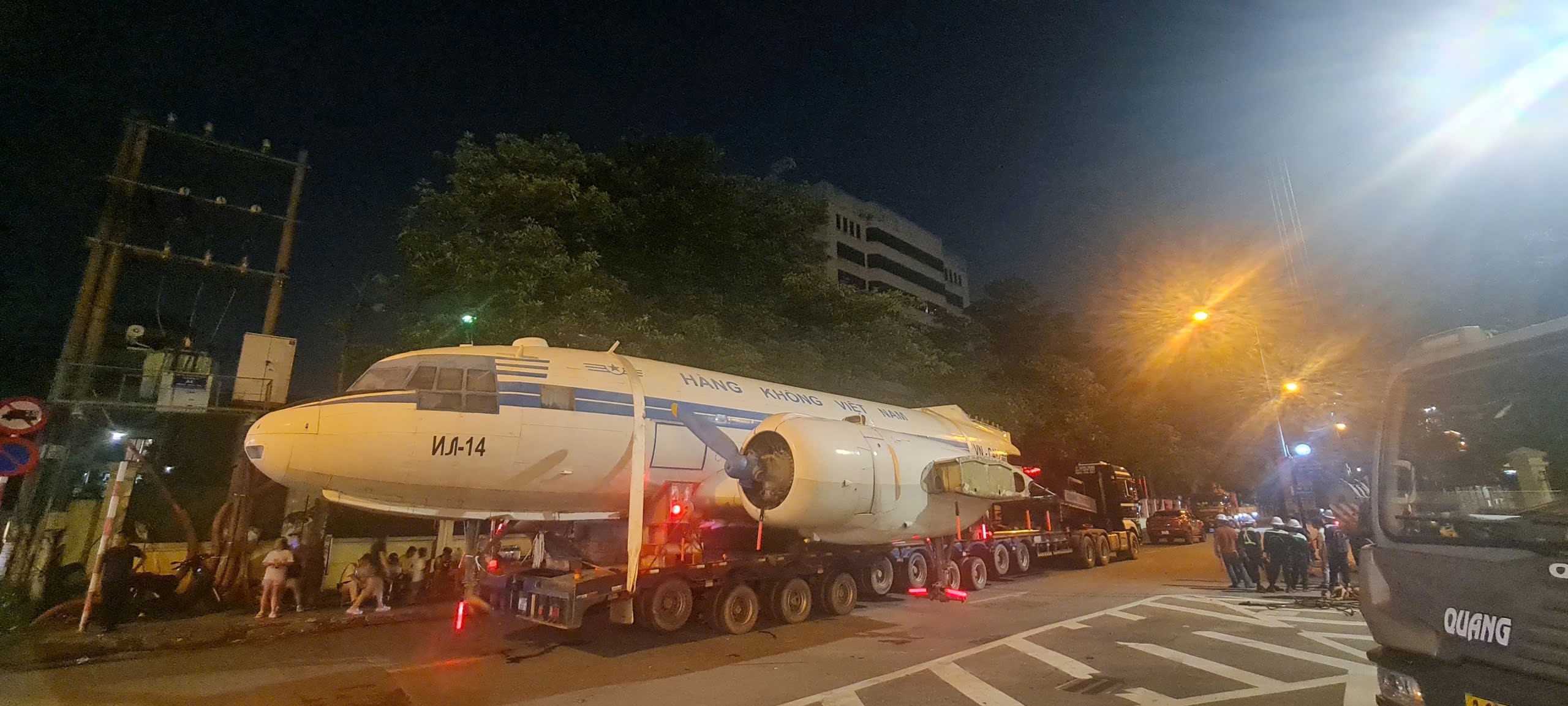 Hiện vật tàu bay IL- 14  được vận chuyển tới Triển lãm   "80 năm hành trình Độc lập - Tự do- Hạnh phúc"