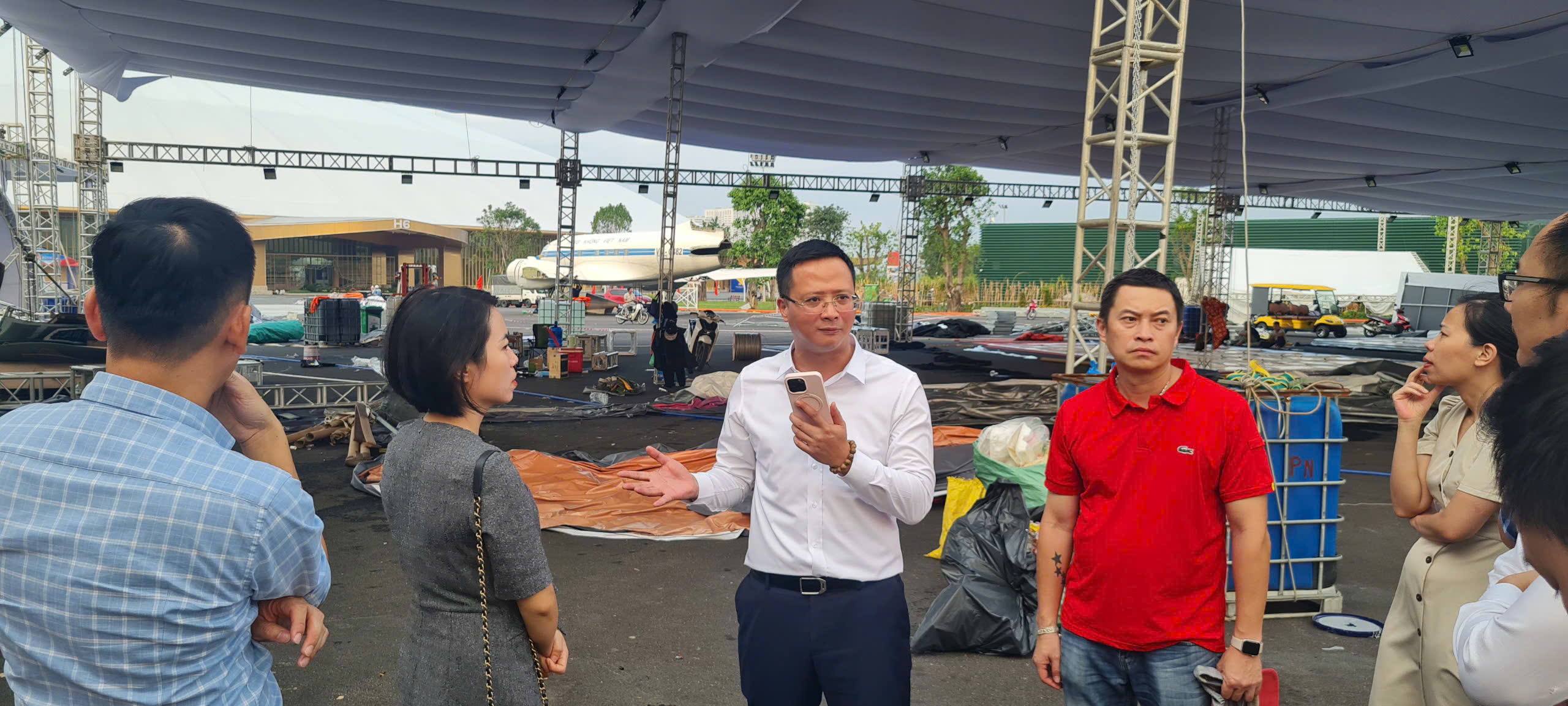 Cục trưởng Uông Việt Dũng trực tiếp đến hiện trường kiểm tra công tác chuẩn bị trưng bày triển lãm “Khát vọng bầu trời”