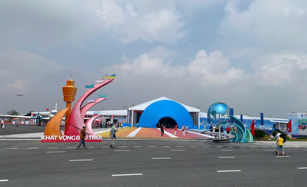 Công chúng tới tham quan, trải nghiệm tại Phân khu "Khát vọng bầu trời" 