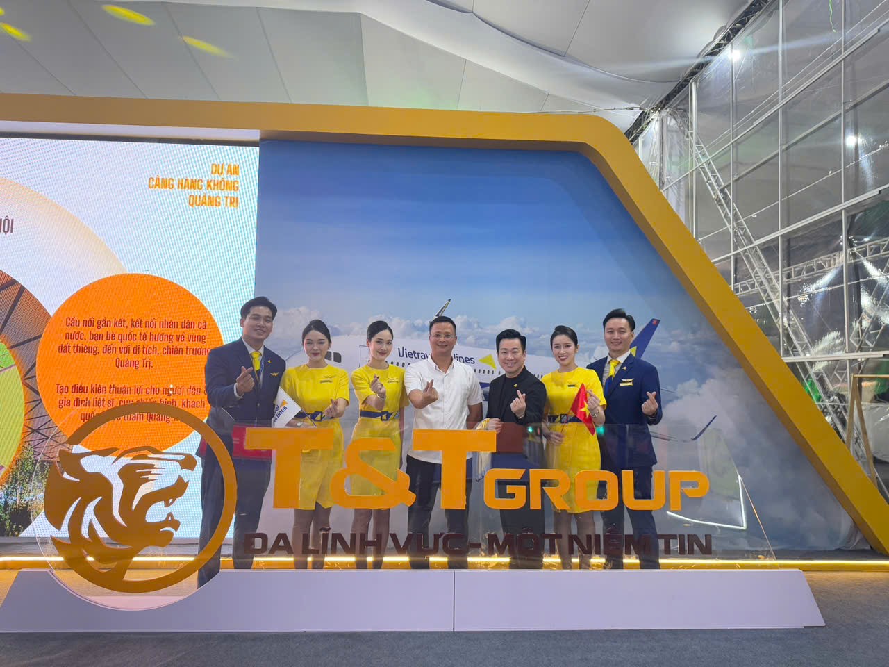 Cục trưởng Cục Hàng không Việt Nam thăm các gian hàng tại phân khu "Khát vọng bầu trời"