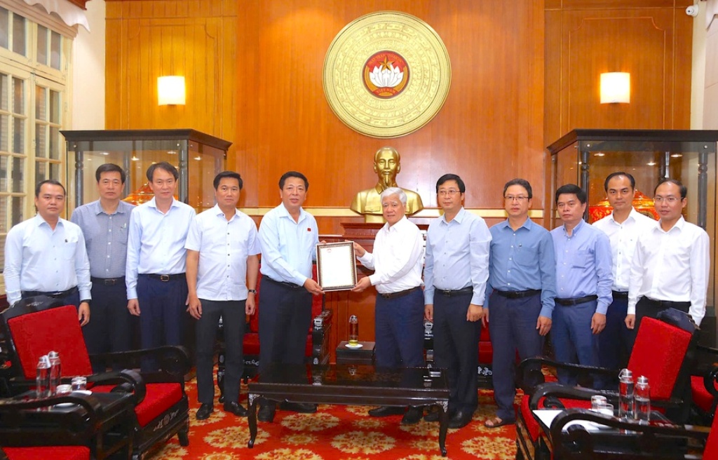 Bộ Xây dựng trao 5 tỷ đồng ủng hộ bà con thiệt hại do bão lũ