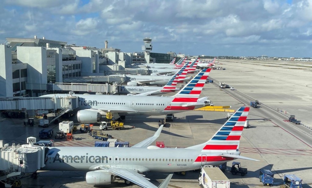 Chính phủ đóng cửa khiến hàng không Mỹ đối mặt nguy cơ hỗn loạn dịp lễ