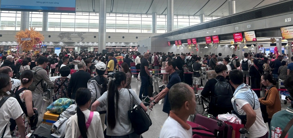 Kết quả giám sát Slot các chuyến bay đi tại cảng HKQT Tân Sơn Nhất và Nội Bài- Tháng 10/2025