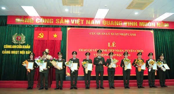Lễ trao quyết định viên chức, nhân viên An ninh hàng không vào công tác tại Cục Quản lý xuất nhập cảnh