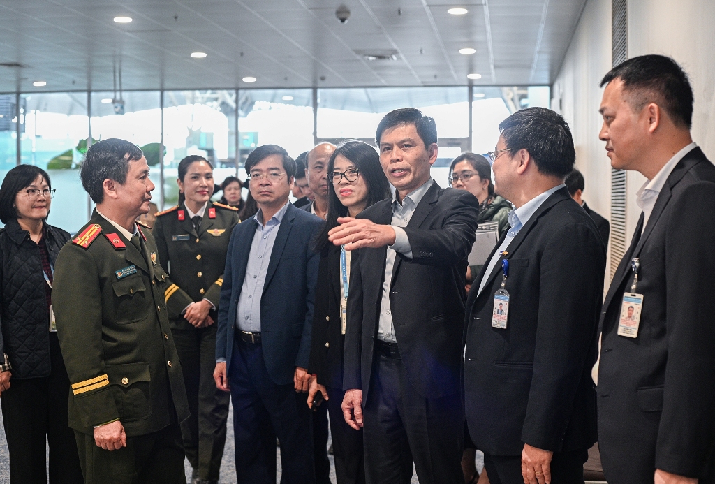 Lãnh đạo Bộ Xây dựng kiểm tra Cảng HKQT Nội Bài trước cao điểm Tết 2026
