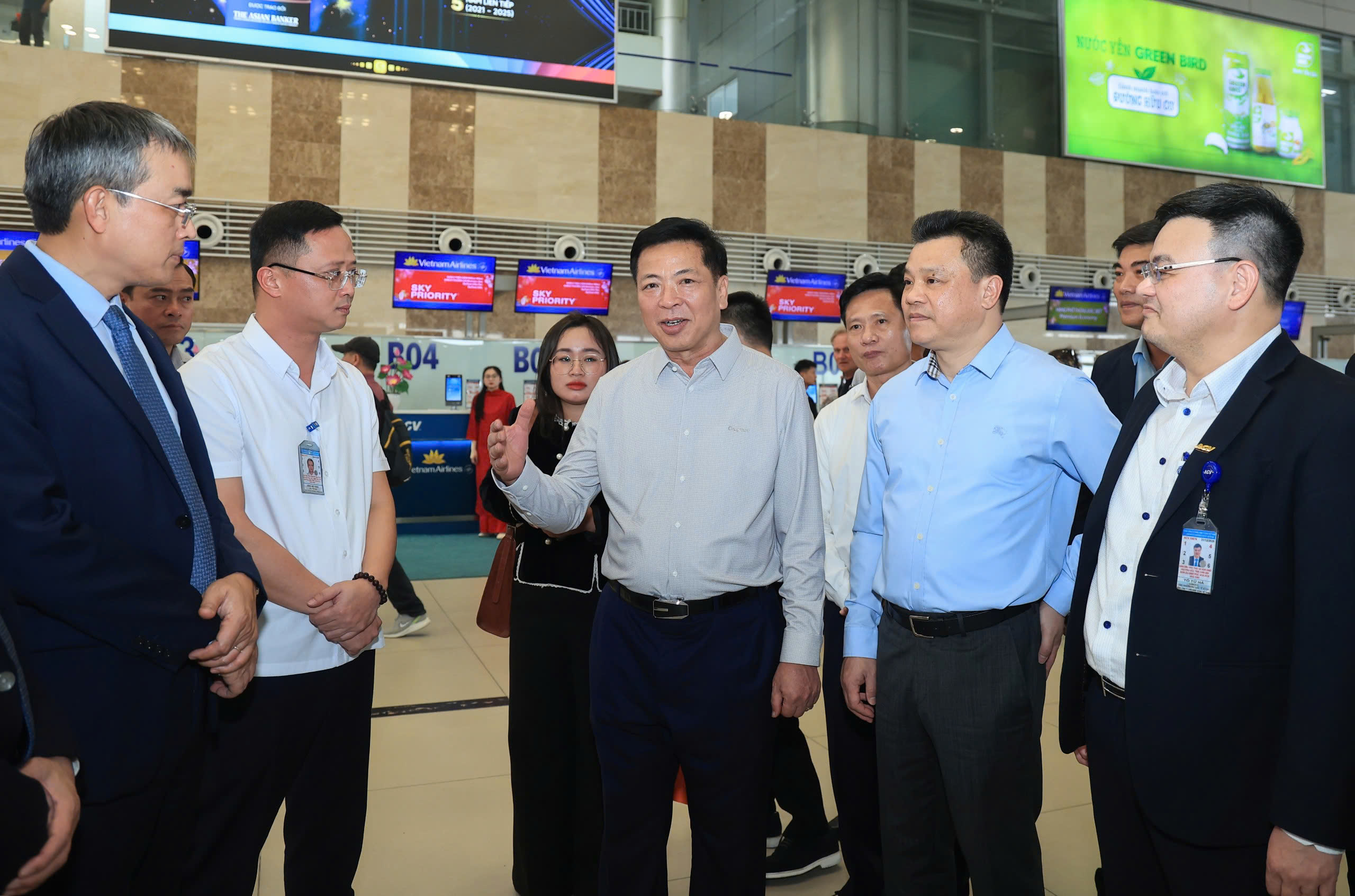 Bộ trưởng Bộ Xây dựng kiểm tra công tác phục vụ và chúc Tết tại Cảng HKQT Nội Bài.