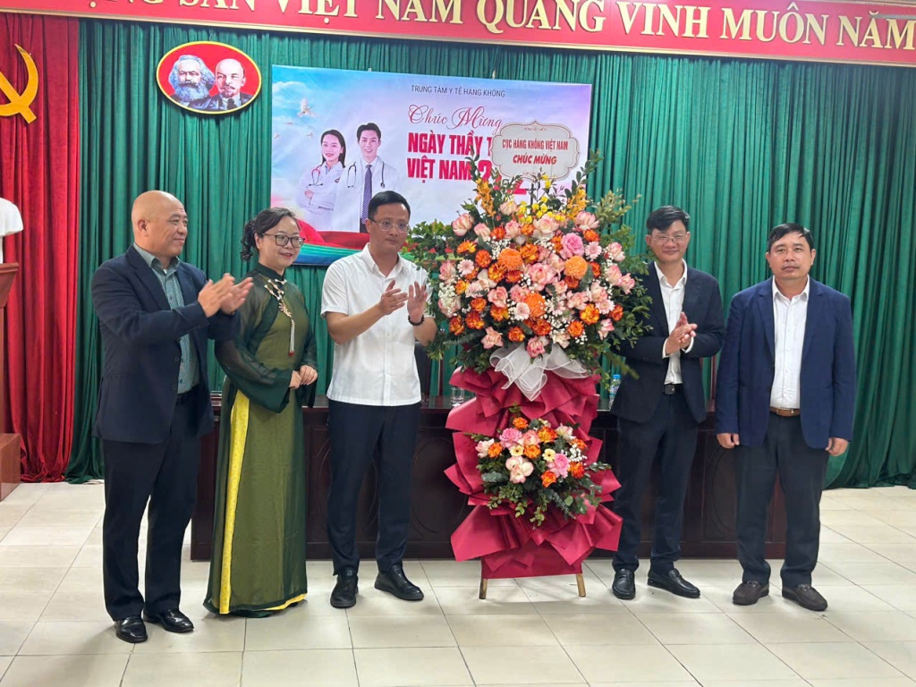 Cục trưởng Uông Việt Dũng chúc mừng Trung tâm Y tế Hàng không nhân ngày Thầy thuốc Việt Nam