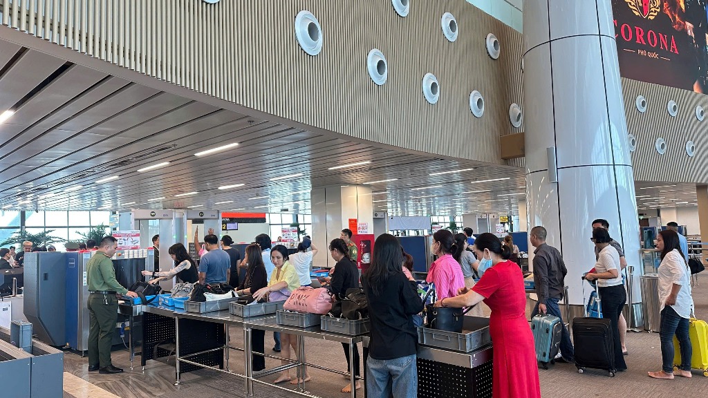 Cảng HKQT Tân Sơn Nhất dự kiến sẽ đón khoảng 125.000 khách/ngày, với trung bình 750 chuyến bay đi và đến dịp Lễ giỗ Tổ và 30/4-1/5. 